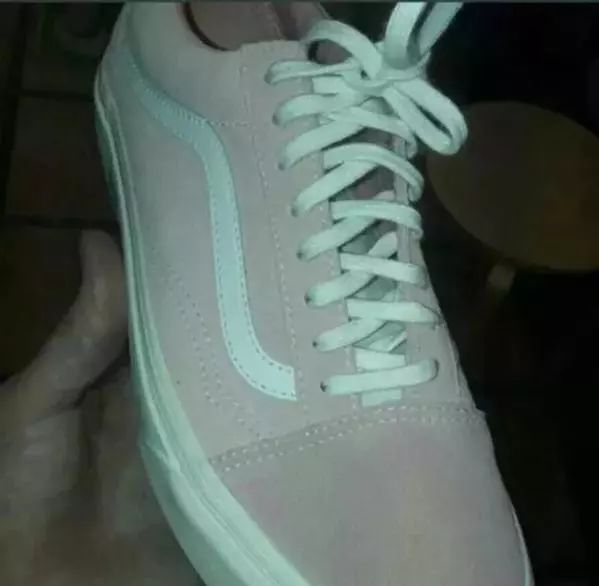 大家品一品 这双鞋子到底是灰绿还是粉白?