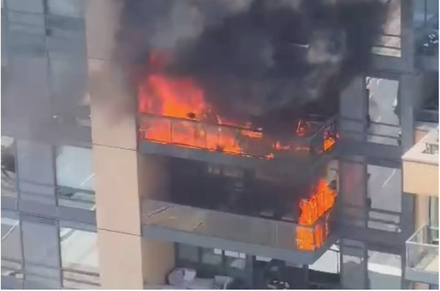 居民吓坏！多伦多一公寓阳台发生严重火灾