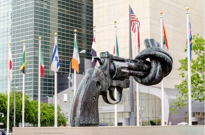 联合国总部门前的雕塑图片